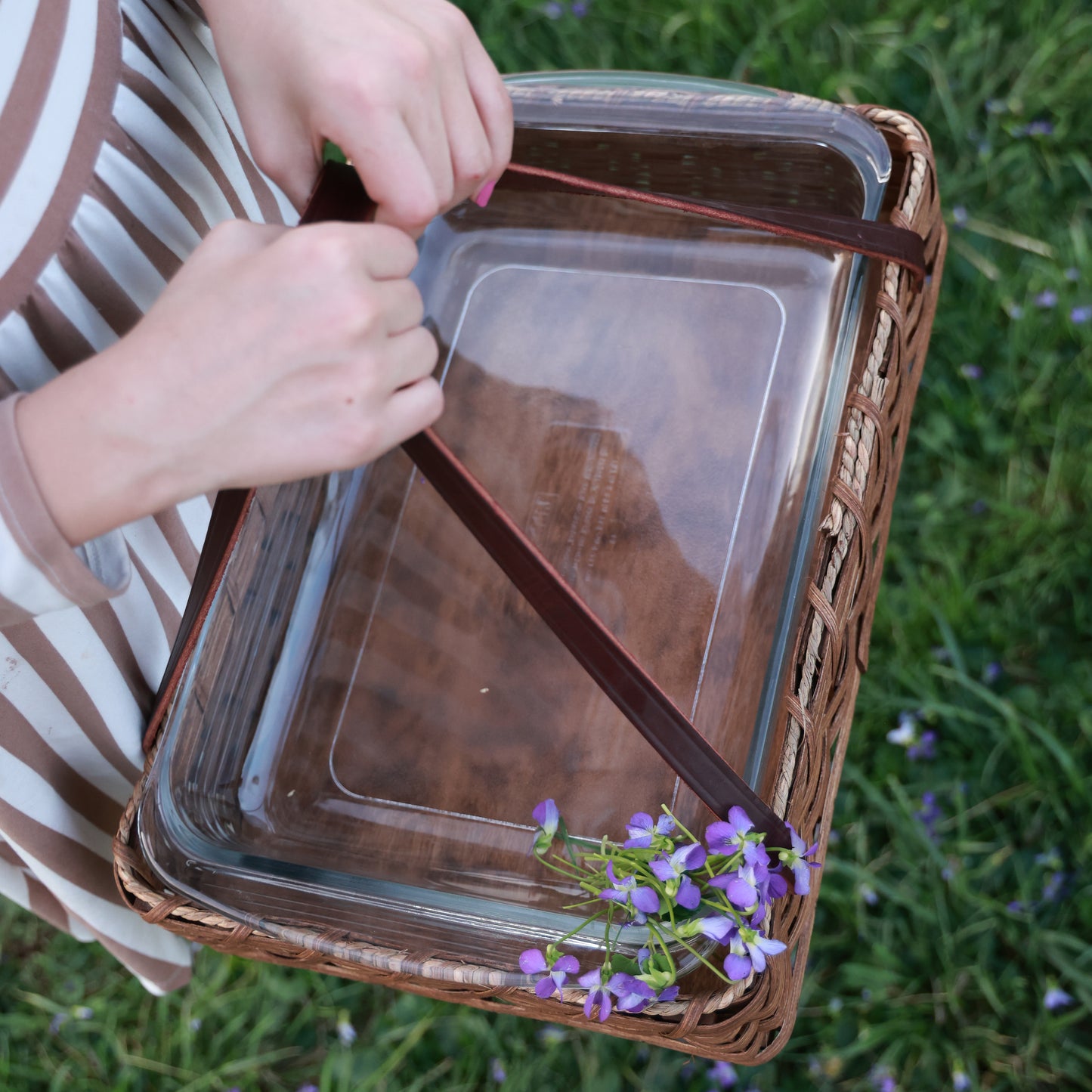 Amish Handmade Casserole Basket with Leather Handles